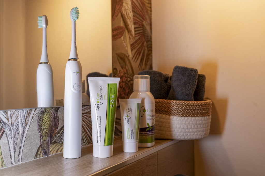 Hydroxyapatite vs Fluoride Toothpaste: What's the Difference?